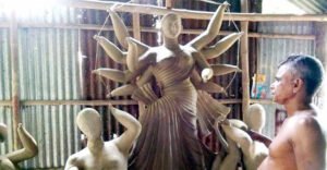দুর্গাপূজা: ব্যস্ত সময় পার করছেন প্রতিমা তৈরির কারিগররা
