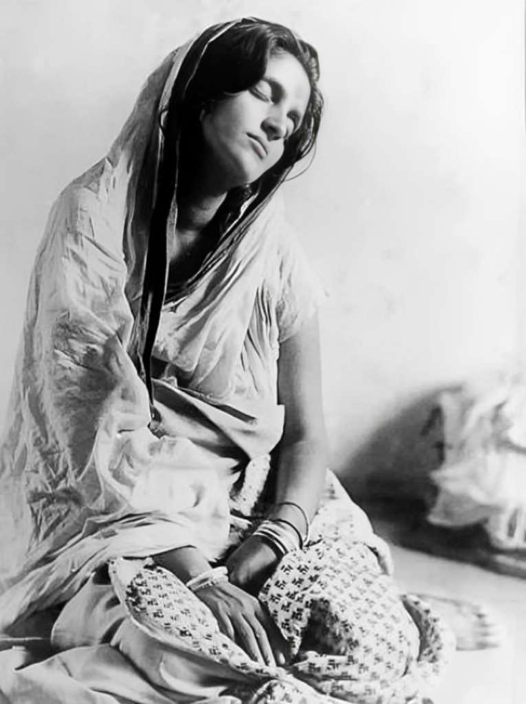 মা আনন্দময়ী